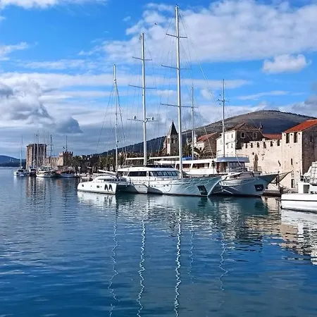 & Πανσιόν Τρογκίρ