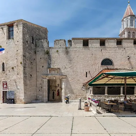 & Πανσιόν Τρογκίρ